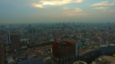 Hava üst vinç inşaat çalışma ve bangkok şehir alanda alacakaranlık günbatımı görüntülemek, atış, yüksek kaliteli Hd yatır