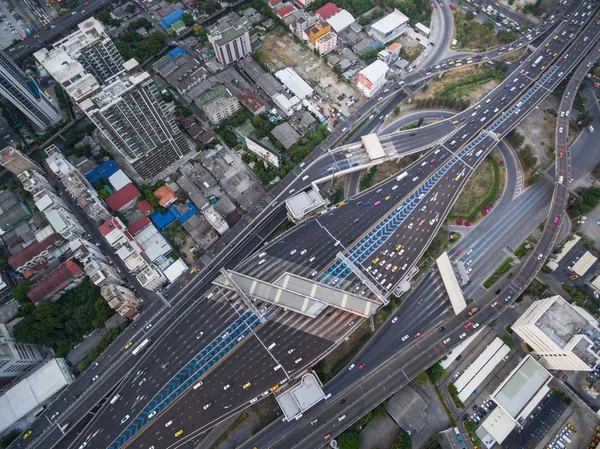 Vista aérea del cruce de tráfico y la carretera de transporte en la ciudad , — Foto de Stock