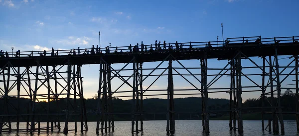 Silueta del puente de Utamanusorn (Mon Bridge), hecho de madera — Foto de Stock