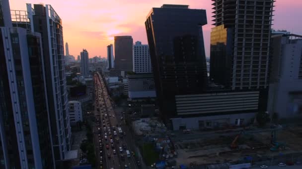 Воздушный вид сверху на движение и автомобиль на дороге в районе Бангкока на закате солнца, наклон вверх выстрел, высококачественные кадры 4K — стоковое видео
