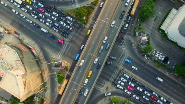 Luchtfoto bovenaanzicht van verkeers- en voertuig-auto op kruispunt of junction in bangkok city gebied bij schemering zonsondergang, 90 graden geschoten, hoge kwaliteit beelden Hd — Stockvideo