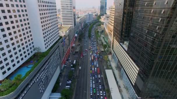 Bangkok - 5 mei: luchtfoto bovenaanzicht van verkeers- en voertuig-auto op weg-weg in bangkok city gebied bij schemering zonsondergang, kantelen omhoog shot, hoge kwaliteit beelden, 4k op 05 mei 2016 in Bangkok, Thailand — Stockvideo
