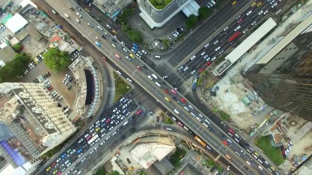 Vista aérea superior del tráfico y el coche del vehículo en la encrucijada o la unión en el área de la ciudad de Bangkok al atardecer del crepúsculo, tiro de 90 grados, imágenes de alta calidad HD — Vídeo de stock