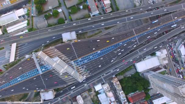 Luchtfoto bovenaanzicht van verkeers- en voertuig-auto op tolweg of uitdrukkelijke manier in de wijk van de stad bangkok, transport concept, hoge kwaliteit beelden, 4k — Stockvideo