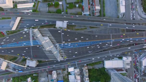 Luchtfoto bovenaanzicht van verkeers- en voertuig-auto op tolweg of uitdrukkelijke manier in de wijk van de stad bangkok, transport concept, hoge kwaliteit beelden, 4k — Stockvideo