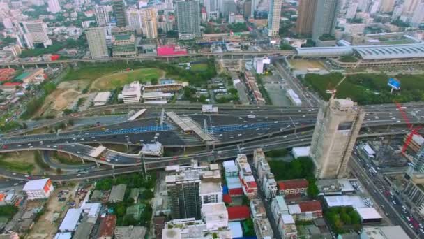 Luchtfoto bovenaanzicht van verkeers- en voertuig-auto op tolweg of uitdrukkelijke manier in de wijk van de stad bangkok, transport concept, hoge kwaliteit beelden, 4k — Stockvideo