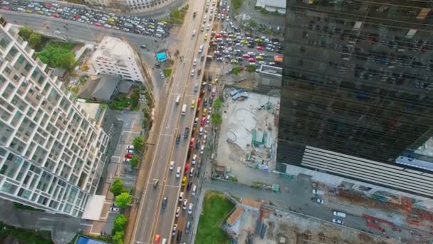 Bangkok - 5 mei: luchtfoto vliegen over bovenaanzicht van verkeers- en voertuig-auto onderweg zijn weg in de wijk van de stad van bangkok, hoge kwaliteit beelden, 4k op 05 mei 2016 in Bangkok, Thailand — Stockvideo