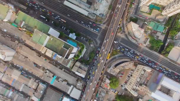 交差点やジャンクション トワイライト日没、90 度を撃たせた、高品質映像の Hd でバンコク市街地での交通と車車のトップ航空写真 — ストック動画