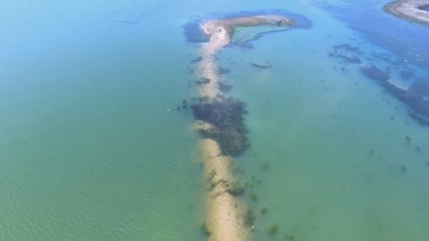 Nehir üzerinde hava anında fotoğraf makinesi üstten görünüm vurdu, hareketli Adası, yüksek kaliteli görüntüleri 4k — Stok video