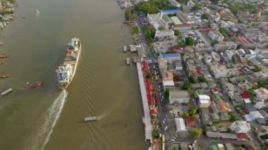Konteyner Taşımacılığı hava üstten görünüm gemi chao phraya Nehri, ulaşım kavramı, tilt kamera çekim, yüksek kaliteli görüntüleri Hd