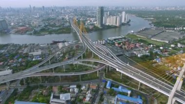 trafik ve araç araba ileri, en iyi görünüm Paralı yol ve otoyol chao phraya Nehri, ulaşım kavramı, yüksek kaliteli görüntüleri Hd yakın bangkok şehir alanda üzerinde hava sinek