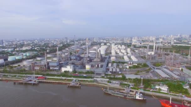 Vista aérea superior de la refinería de petróleo o nave de transporte de fábrica y contenedor en el río chao phraya, concepto de transporte, panorámica foto de la cámara de la muñeca, imágenes de alta calidad 4K — Vídeo de stock