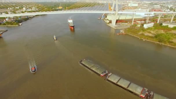 Letecký pohled na vlečný člun nebo loď, kontejnerová doprava lodí na řece chao phraya, dopravní koncepce, tilt-up fotoaparát výstřel, vysoká kvalitní záběry Hd — Stock video