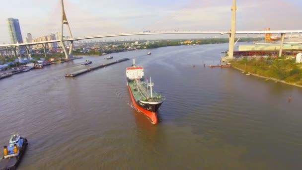 Top luchtfoto van container transport schip op de chao phraya-rivier, transport concept, camera schot, hoge kwaliteit beelden Hd bijhouden — Stockvideo