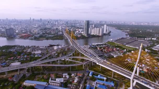 Luchtfoto bovenaanzicht van verkeers- en voertuig-auto op de tolweg en snelweg in bangkok stad vlak bij de chao phraya-rivier, transport concept, hoge kwaliteit beelden Hd — Stockvideo