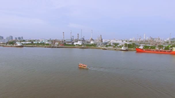 Vista aérea de barco o barco de viaje que viaja en chao phraya río, concepto de viaje, seguimiento de la toma de la cámara, imágenes de alta calidad HD — Vídeo de stock