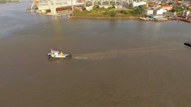 Vista aérea do rebocador barco ou navio, navio de transporte de contêineres no rio Chao Phraya, conceito de transporte, filmando câmera, imagens de alta qualidade HD — Vídeo de Stock