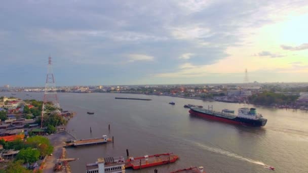 Vista superior aérea del barco de transporte de contenedores en el río Chao phraya al atardecer o al atardecer, concepto de transporte, captura de cámara de seguimiento, imágenes de alta calidad HD — Vídeo de stock