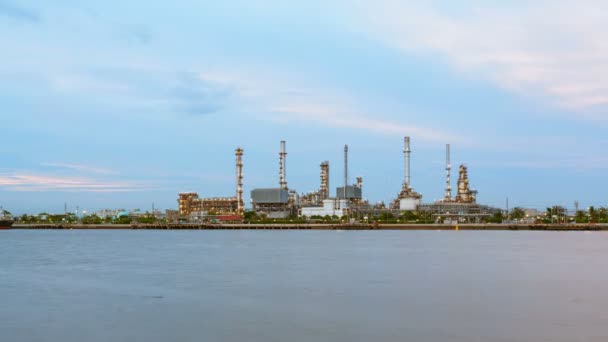 Refinería de petróleo o industria petrolera frente al río Chao Phraya, y puesta del sol en el cielo Día a noche y transporte de barcos y concepto de fábrica Alta calidad en HD Timelapse — Vídeo de stock