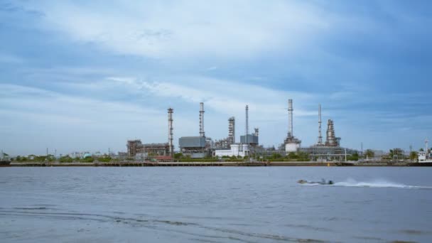 Refinaria de Petróleo ou Indústria de Petróleo em frente ao Rio Chao Phraya e ao pôr-do-sol do céu Dia a noite e transporte de navios e conceito de fábrica Alta qualidade em HD Timelapse — Vídeo de Stock