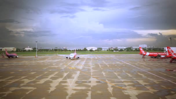 バンコク 空気平面名 空気アジア タクシー滑走路ゲートにドンムアン国際空港で 2016 日にタイのバンコクで — ストック動画