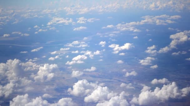 Gökyüzü Mavi Bulutların Arasından Uçan Yolcu Uçak Pencereden Izleme Çekim — Stok video