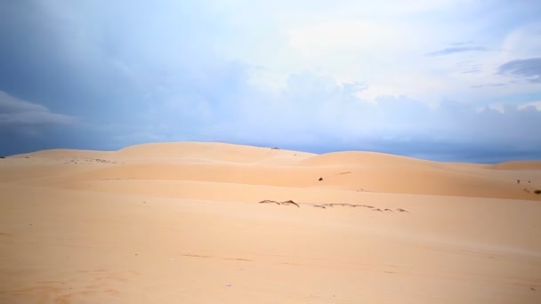 Duna de arena blanca en Mui Ne, Vietnam. El famoso lugar e impresionante, panorámica de la cámara de seguimiento de disparo, de alta calidad en HD — Vídeo de stock