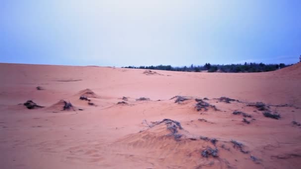 Red Sand Dune in Mui Ne, Vietnam. The famous place and impressive, panning camera tracking shot, High quality in HD — Stock Video