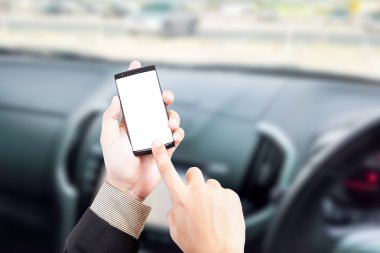 Akıllı telefon kısa mesaj arabaya tutan el arka plan roa bulanıklık