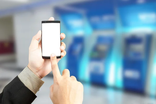 Ruka držící smartphone pro přenos bankovnictví s rozostření poza — Stock fotografie
