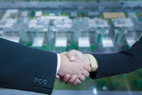 Obchodní handshake s rozostření pozadí obchodních budov ar — Stock fotografie