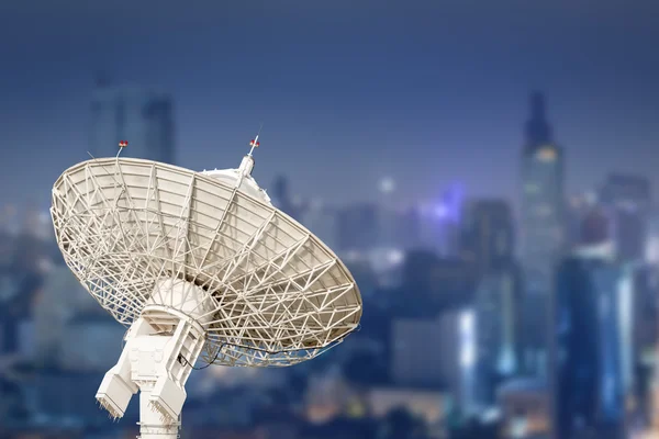 Antena parabólica radar e fundo do edifício — Fotografia de Stock