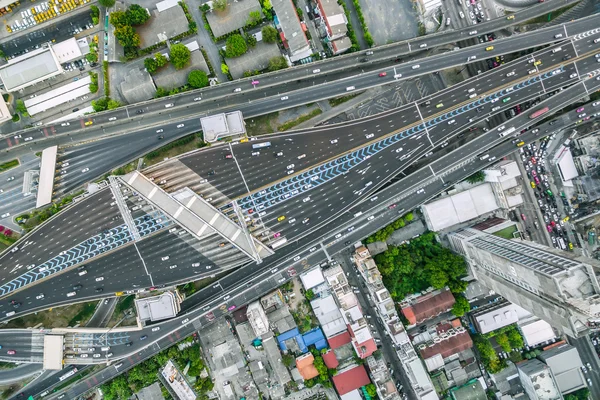 Vista aérea del cruce de tráfico y la carretera de transporte en la ciudad , — Foto de Stock