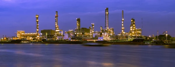Oljeraffinaderi, industri fabrik affärsidé kan använda som backg — Stockfoto