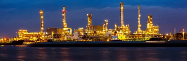 Oil refinery, business industry factory concept can use as backg — Stockfoto