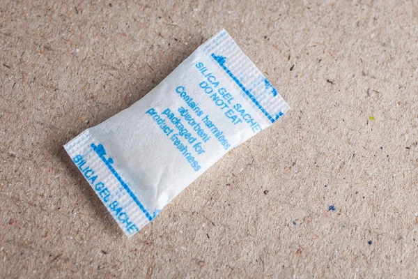 Close-up van silica gel of droogmiddel in papieren zak achtergrond — Stockfoto