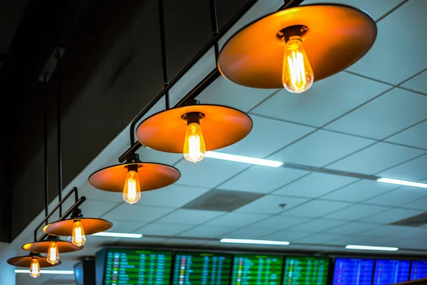 Strop nebo žárovky osvětlení, lampa, retro osvětlení nainstalován na ceilí — Stock fotografie