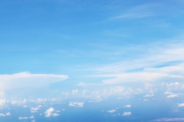 空雲と大きな青空、雲のスカイラインの背景 — ストック写真