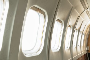 pencere uçak ve boş beyaz pencere boş beyaz b izole