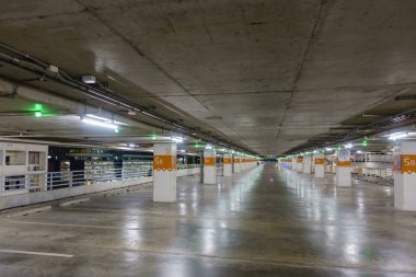 Boş araba park yeşil ışık ile haberdar, backgrou kullanabilirsiniz