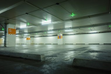Boş araba park yeşil ışık ile haberdar, backgrou kullanabilirsiniz