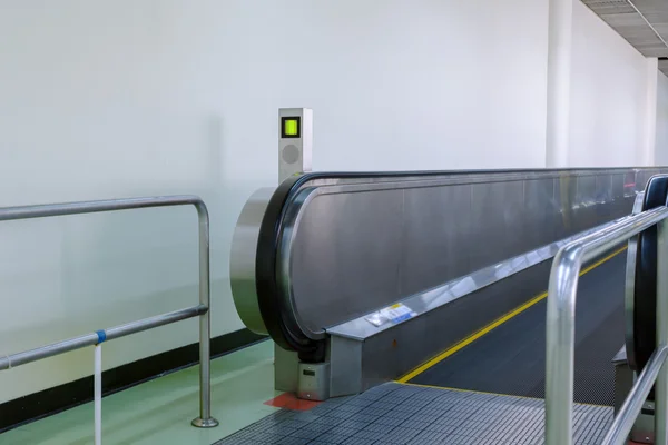 Escada rolante plana para o transporte de passageiros no aeroporto — Fotografia de Stock