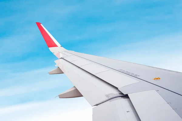 Ala del avión volando por encima de las nubes fondo cielo azul —  Fotos de Stock