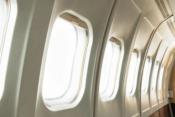 Ventana avión y vacío blanco ventana en blanco aislado en blanco b —  Fotos de Stock