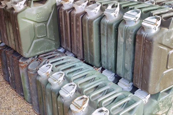 Tanica o tanica in metallo per il trasporto e lo stoccaggio di gasoli — Foto Stock