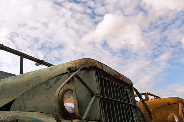 Антикварный военный грузовик с ржавчиной, стоянка на земле — стоковое фото