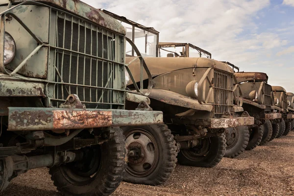 Camion militaire antique grunge avec de la rouille, parking sur le terrain i — Photo