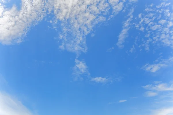 曇り空と澄んだ空雲ハート形の背景 — ストック写真