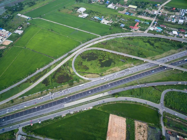 Flygfoto över trafik korsningen och transport road i city, — Stockfoto