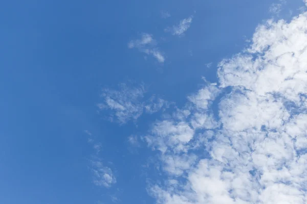 Ciel nuageux et ciel clair nuages fond — Photo